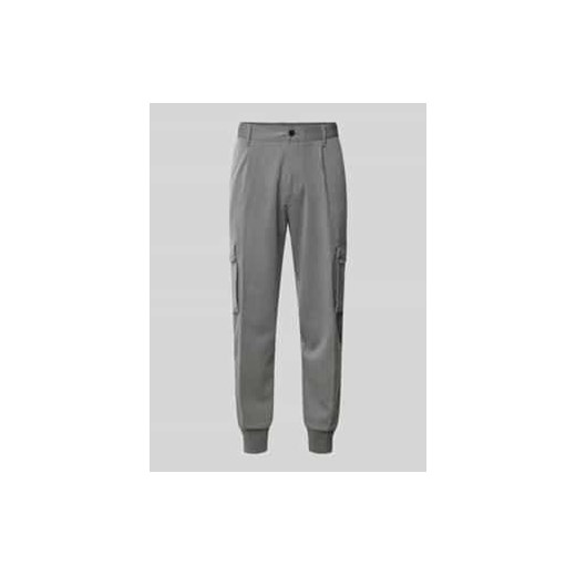 Spodnie cargo o kroju tapered fit z fakturowanym wzorem model ‘Glavin’ ze sklepu Peek&Cloppenburg  w kategorii Spodnie męskie - zdjęcie 178273505