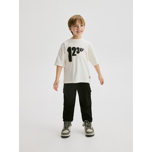Reserved - T-shirt oversize z nadrukiem - złamana biel Reserved 134 (8 lat) Reserved