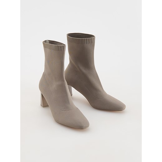 Botki Reserved z zamkiem beżowe na obcasie eleganckie 
