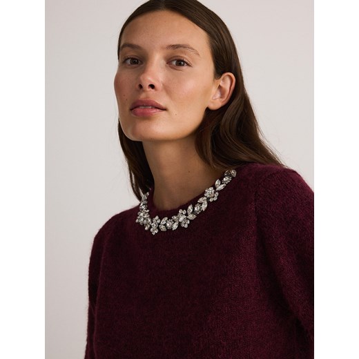 Reserved - Sweter z biżuteryjną aplikacją - bordowy ze sklepu Reserved w kategorii Swetry damskie - zdjęcie 178278578
