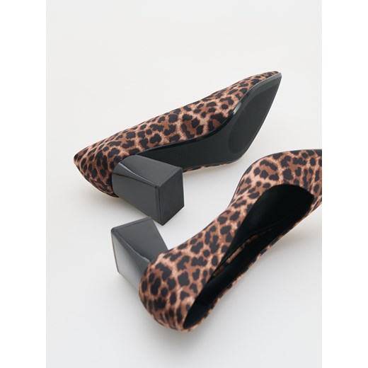 Czółenka Reserved na obcasie na wiosnę bez zapięcia w zwierzęce wzory 