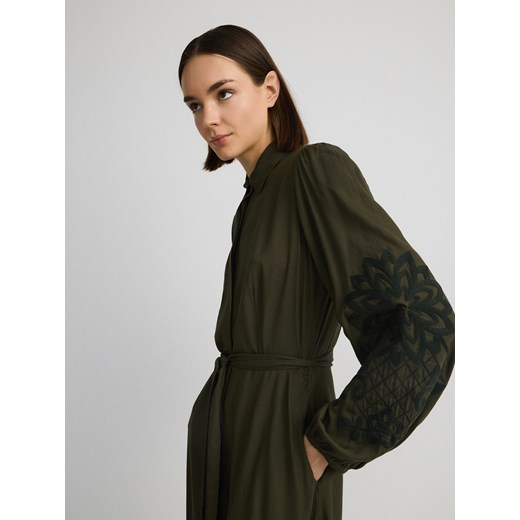 Sukienka Reserved z długimi rękawami z wiskozy casual rozkloszowana 