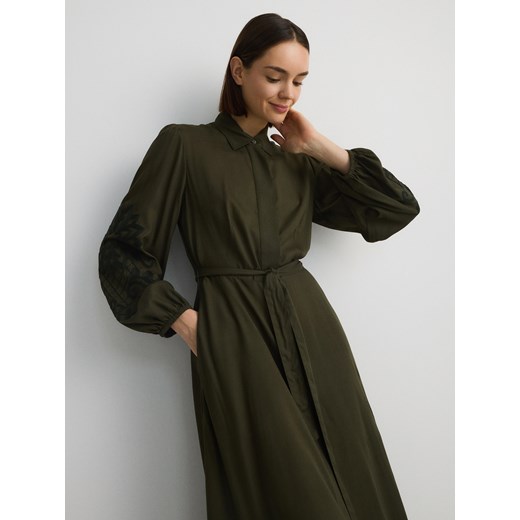 Sukienka Reserved z długimi rękawami rozkloszowana na uczelnię midi casual 