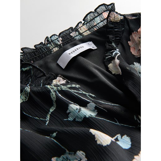 Sukienka Reserved tkaninowa mini z długim rękawem w serek 