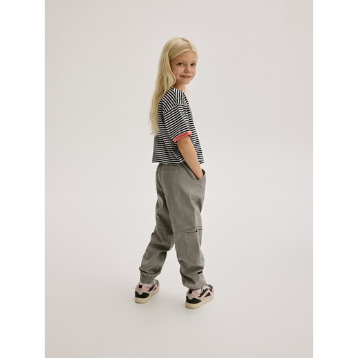 Reserved - Spodnie z łańcuszkiem - jasnoszary Reserved 140 (9 lat) Reserved