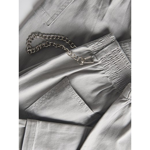 Reserved - Spodnie z łańcuszkiem - jasnoszary Reserved 116 (5-6 lat) Reserved