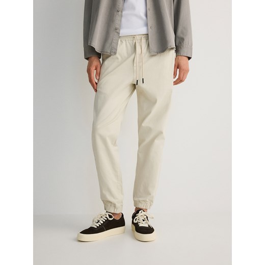 Reserved - Spodnie jogger slim - złamana biel ze sklepu Reserved w kategorii Spodnie męskie - zdjęcie 178285428