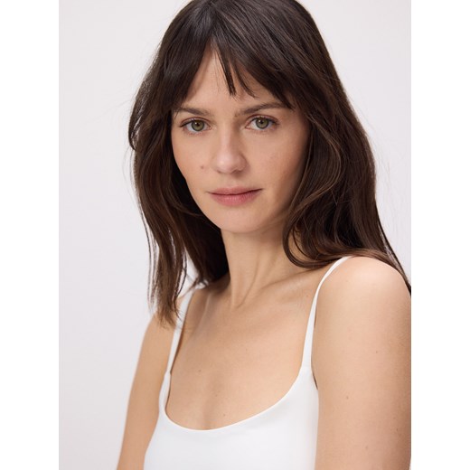 Reserved - Gładki top na ramiączkach - biały Reserved S Reserved