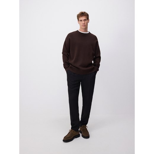 Reserved - Gładki sweter z bawełną - ciemnobrązowy ze sklepu Reserved w kategorii Swetry męskie - zdjęcie 178291126