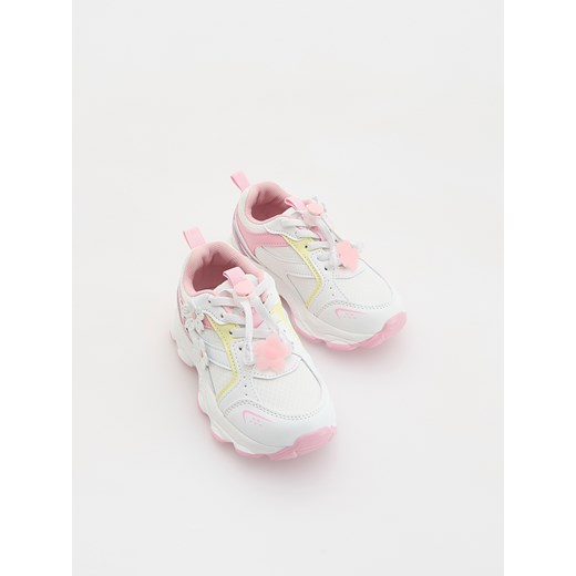 Reserved - Sportowe sneakersy z aplikacją 3d - biały ze sklepu Reserved w kategorii Buty sportowe dziecięce - zdjęcie 178292959