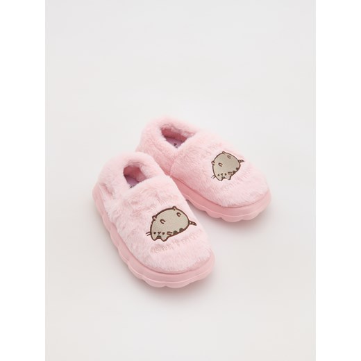 Reserved - Wkładane kapcie Pusheen - brudny róż ze sklepu Reserved w kategorii Kapcie dziecięce - zdjęcie 178296499