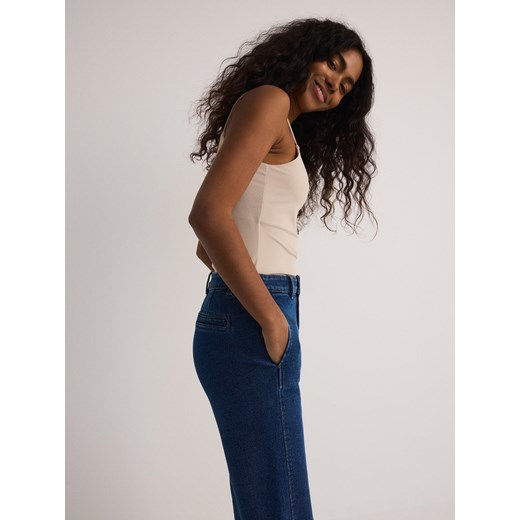 Granatowe jeansy damskie Reserved z elastanu 