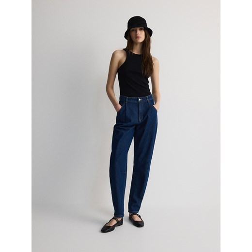 Reserved - Jeansy carrot z zakładkami - granatowy Reserved 42 Reserved