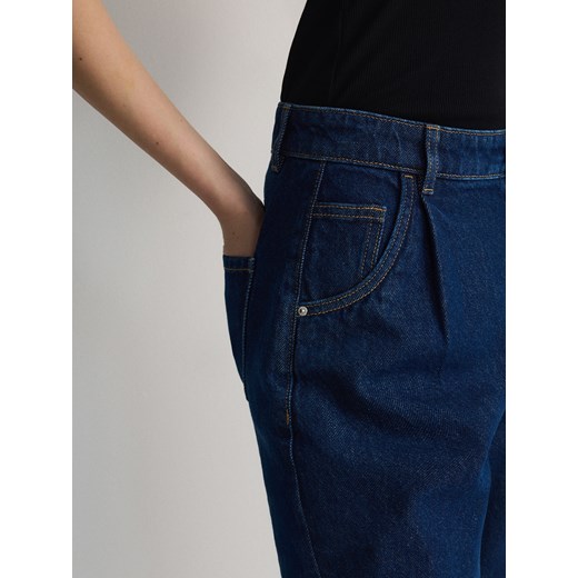 Reserved - Jeansy carrot z zakładkami - granatowy Reserved 34 Reserved