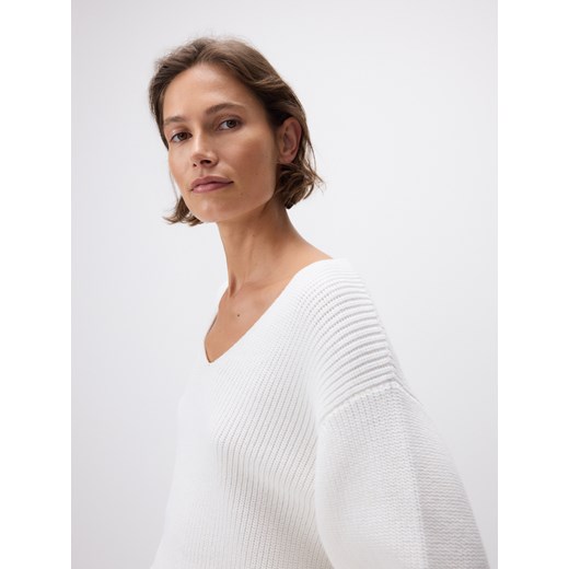 Sweter damski biały Reserved w serek 