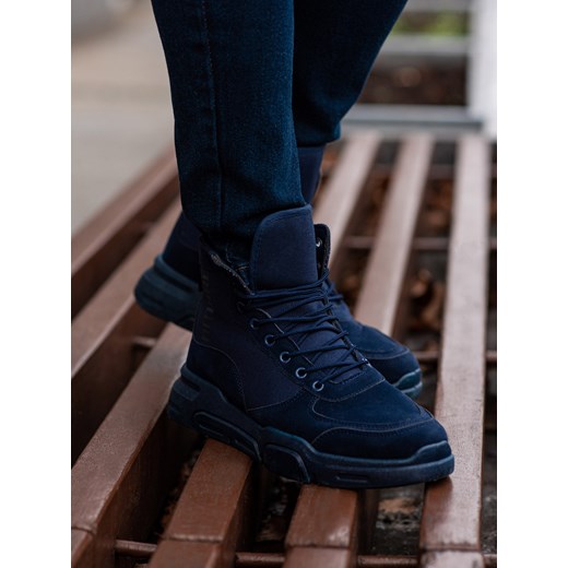 Męskie buty sneakersy za kostkę z rzeźbioną podeszwą – granatowe V4 OM-FOBO-0122 ze sklepu Edoti w kategorii Buty zimowe męskie - zdjęcie 178328686