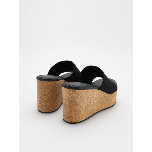 Reserved - Mule na platformie - czarny Reserved 36 Reserved