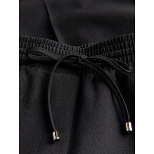 Reserved - Spodnie jogger z dodatkiem wiskozy - czarny Reserved 42 Reserved