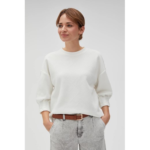 Bluza ze strukturalnego materiału biała ze sklepu Moodo.pl w kategorii Bluzy damskie - zdjęcie 178353459
