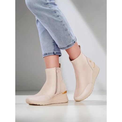 Botki beżowe Royalfashion.pl casual na koturnie bez zapięcia 
