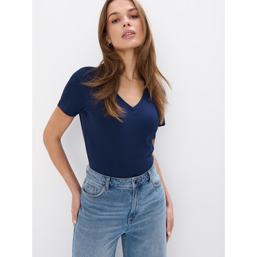 Mohito - Granatowy t-shirt z dekoltem V - granatowy ze sklepu Mohito w kategorii Bluzki damskie - zdjęcie 178394146