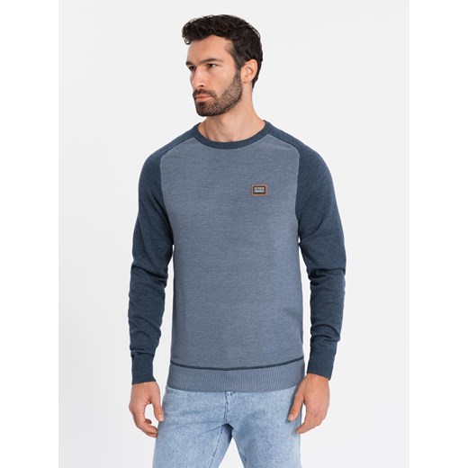 Bawełniany męski sweter z naszywką i raglanowymi rękawami – granatowy V1 OM-SWSW-0121 ze sklepu ombre w kategorii Bluzy męskie - zdjęcie 178420587