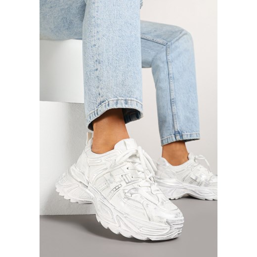 Białe Sneakersy na Grubej Podeszwie Ozdobione Tłoczeniem Viarllis ze sklepu born2be.pl w kategorii Buty sportowe damskie - zdjęcie 178421038