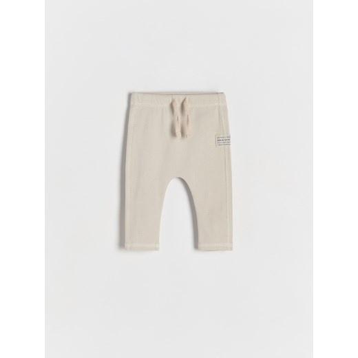 Reserved - Bawełniane spodnie - beżowy - id: 8365X-08X - marki Reserved - 178443355 Reserved - Bawełniane spodnie - beżowy ze sklepu Reserved w kategorii Odzież dla niemowląt - zdjęcie 178443355