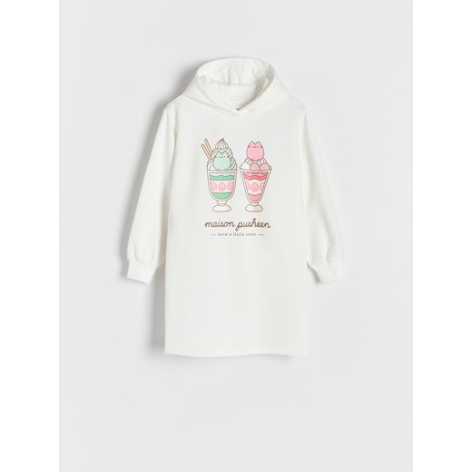 Reserved - Sukienka z pachnącym nadrukiem Pusheen - złamana biel ze sklepu Reserved w kategorii Sukienki dziewczęce - zdjęcie 178445438