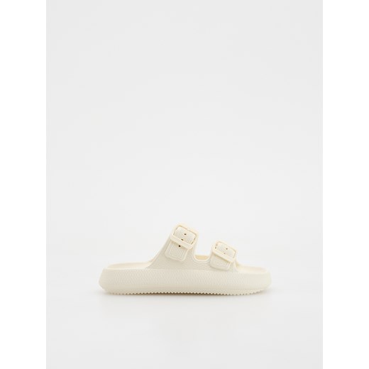 Reserved - Klapki z klamrami - kremowy Reserved 38-39 Reserved