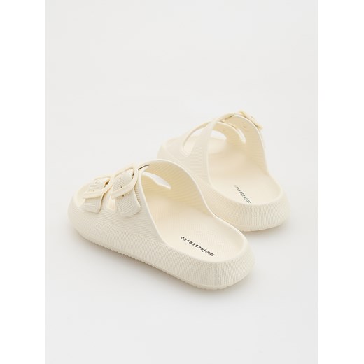 Reserved - Klapki z klamrami - kremowy Reserved 32/33 Reserved