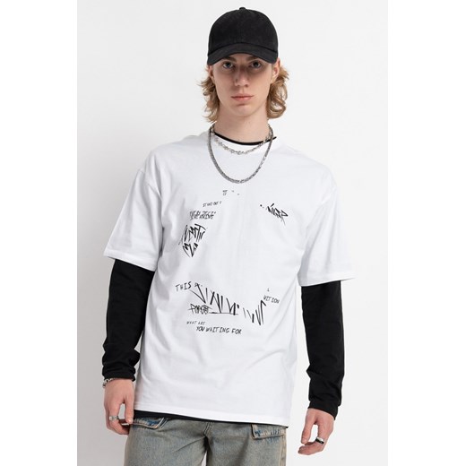 Biały t-shirt z autorską grafiką z przodu i z tyłu, rozmiar - 140, kolor - biały ze sklepu REPORTER w kategorii T-shirty chłopięce - zdjęcie 178566488