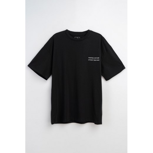 Czarny t-shirt z autorską grafiką w kontrastowym kolorze z tyłu, kolor - czarny, Young Reporter