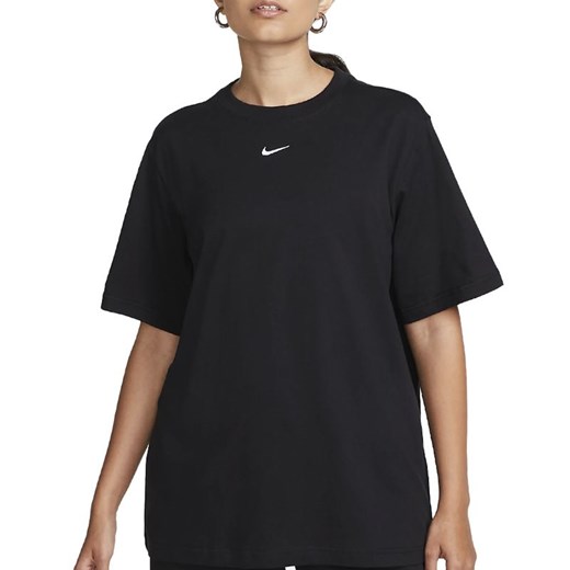 Koszulka Nike Sportswear Club Essentials FD4149-010 - czarna ze sklepu streetstyle24.pl w kategorii Bluzki damskie - zdjęcie 178574437