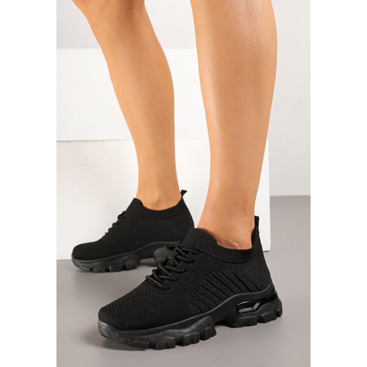 Czarne Buty Sportowe Sneakersy Siateczkowe na Podeszwie z Tłoczeniami i Aplikacją Istewia ze sklepu born2be.pl w kategorii Buty sportowe damskie - zdjęcie 178583039