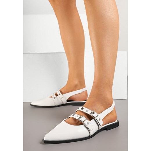 Białe Sandały Slingback z Noskiem w Szpic Zdobione Nitami i Klamrami Callevis ze sklepu born2be.pl w kategorii Sandały damskie - zdjęcie 178591126