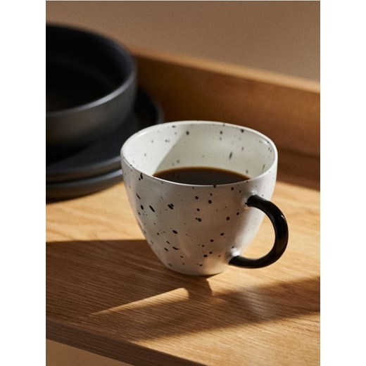 Sinsay - Ceramiczny kubek z nakrapianym wzorem - biały ze sklepu Sinsay w kategorii Kubki - zdjęcie 178598856