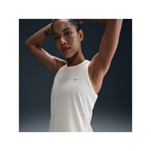 Damska koszulka bez rękawów do biegania Dri-FIT Nike Swift - Biel ze sklepu Nike poland w kategorii Bluzki damskie - zdjęcie 178602037