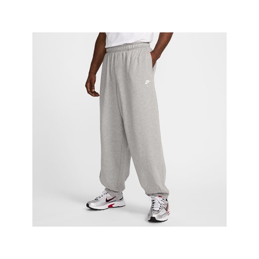 Męskie spodnie z dzianiny dresowej o kroju oversize Nike Club Fleece - Szary ze sklepu Nike poland w kategorii Spodnie męskie - zdjęcie 178602128