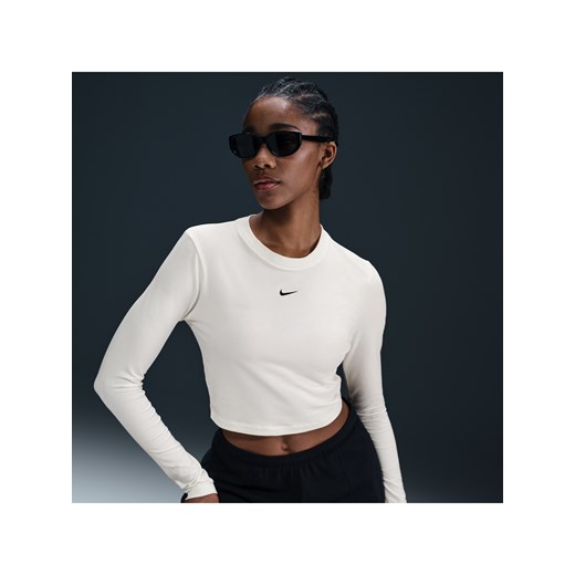 Damska dopasowana koszulka z długim rękawem o skróconym kroju Nike Sportswear Chill Knit - Biel ze sklepu Nike poland w kategorii Bluzki damskie - zdjęcie 178602448