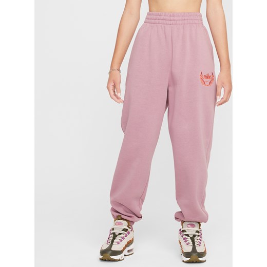 Dziewczęce spodnie o luźnym kroju Nike Sportswear Club Fleece - Fiolet ze sklepu Nike poland w kategorii Spodnie damskie - zdjęcie 178602799