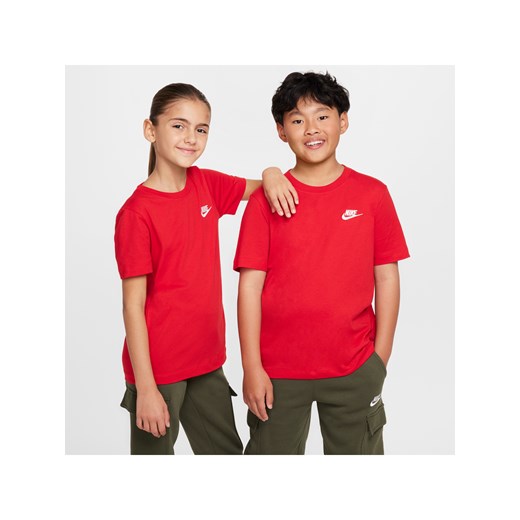 T-shirt dla dużych dzieci Nike Sportswear - Czerwony ze sklepu Nike poland w kategorii T-shirty chłopięce - zdjęcie 178602988