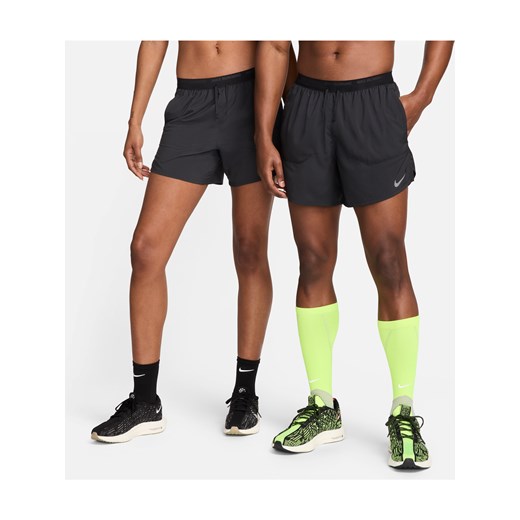 Męskie spodenki do biegania z wszytą bielizną 13 cm Nike Dri-FIT Stride - Czerń ze sklepu Nike poland w kategorii Spodenki męskie - zdjęcie 178603329