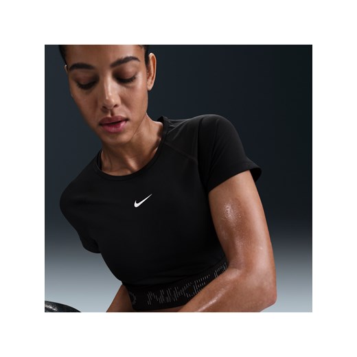 Damska koszulka o skróconym kroju z krótkim rękawem i grafiką Dri-FIT Nike Pro - Czerń ze sklepu Nike poland w kategorii Bluzki damskie - zdjęcie 178603749