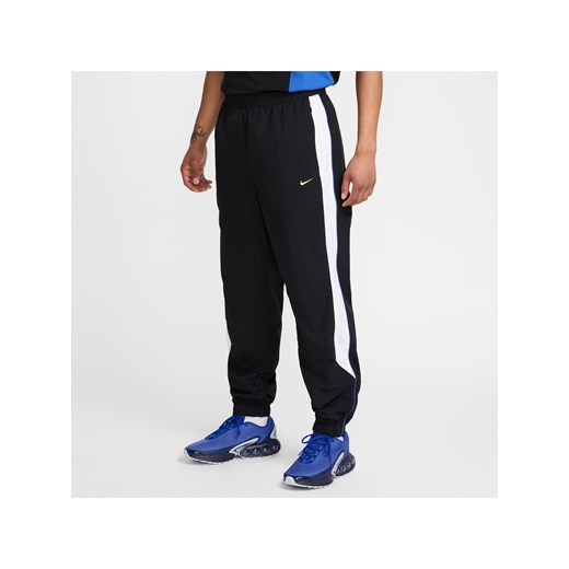Męskie spodnie z tkaniny Nike Sportswear - Czerń ze sklepu Nike poland w kategorii Spodnie męskie - zdjęcie 178603775