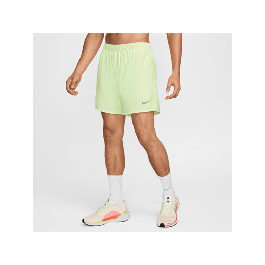 Męskie uniwersalne spodenki 2 w 1 Dri-FIT Nike Challenger 13 cm - Żółty ze sklepu Nike poland w kategorii Spodenki męskie - zdjęcie 178604045
