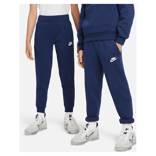 Joggery dla dużych dzieci Nike Sportswear Club Fleece - Niebieski ze sklepu Nike poland w kategorii Spodnie chłopięce - zdjęcie 178604057