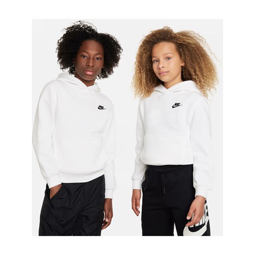 Bluza z kapturem dla dużych dzieci Nike Sportswear Club Fleece - Biel ze sklepu Nike poland w kategorii Bluzy chłopięce - zdjęcie 178604226