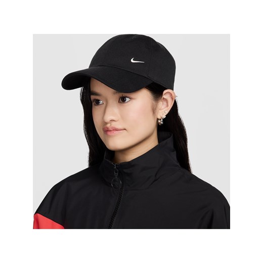 Czapka o nieusztywnianej konstrukcji Nike Club - Czerń ze sklepu Nike poland w kategorii Czapki z daszkiem damskie - zdjęcie 178604307