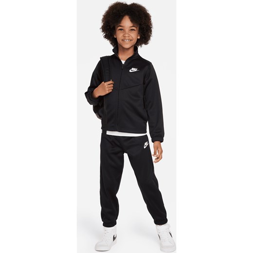 Dres dla małych dzieci Nike Sportswear Lifestyle Essentials 2-Piece Set - Czerń ze sklepu Nike poland w kategorii Dresy chłopięce - zdjęcie 178604425